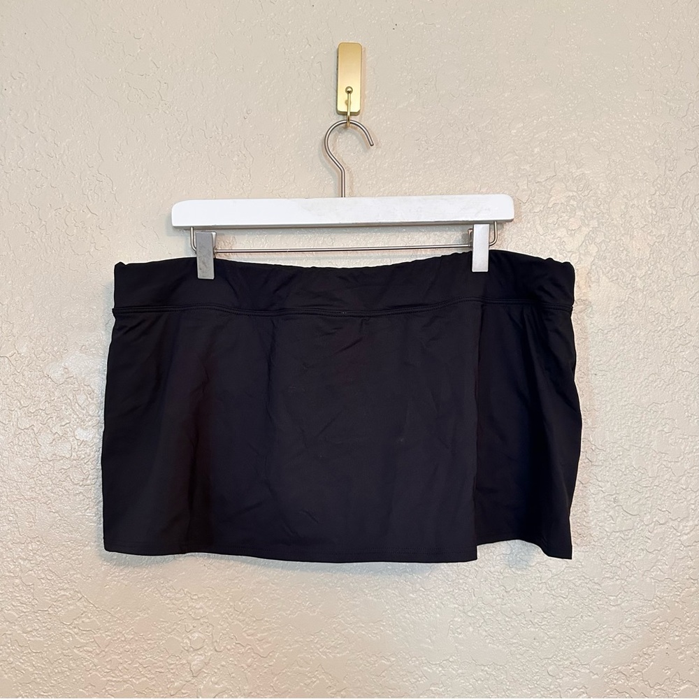 Lands end ultra mini black swim skirt size 18
Split detail